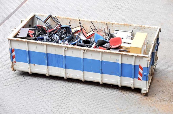 Entsorgung im Container