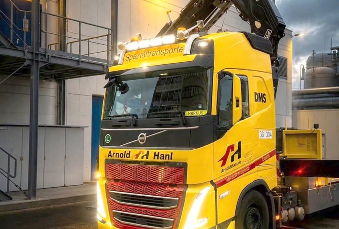 Volvo-Kran-Lkw von DMS Arnold & Hanl am Abend