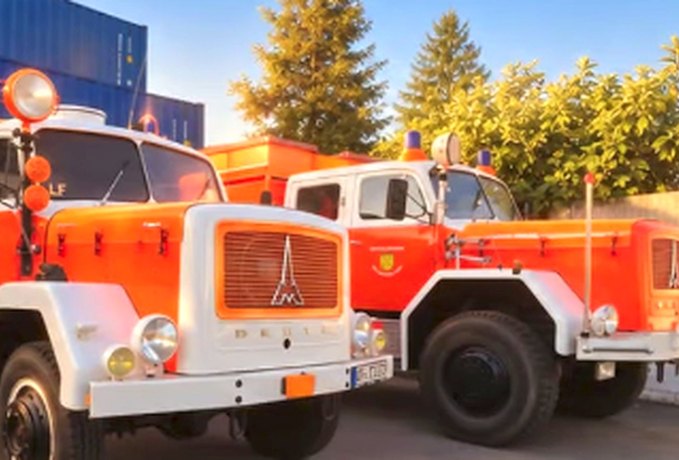 Zwei historische Feuerwehrfahrzeuge