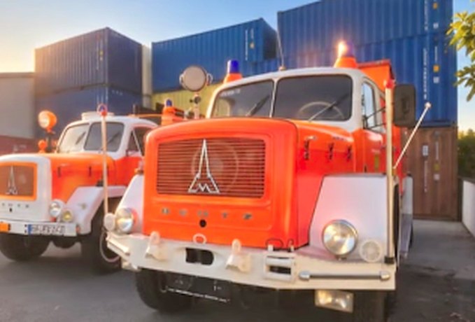 Feuerwehrfahrzeuge im Abendlicht
